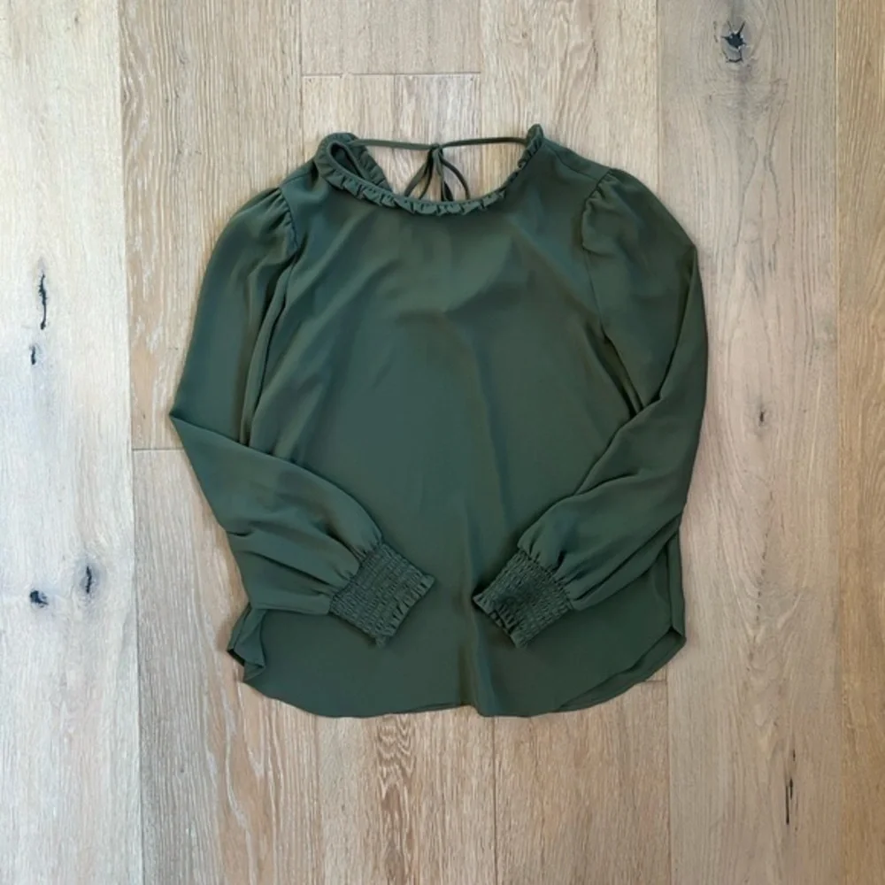 LOFT Ruffle-Neck Blouse in Olive Green with Tie Back and Smoked Sleeve Size S - Picture 2 of 16
